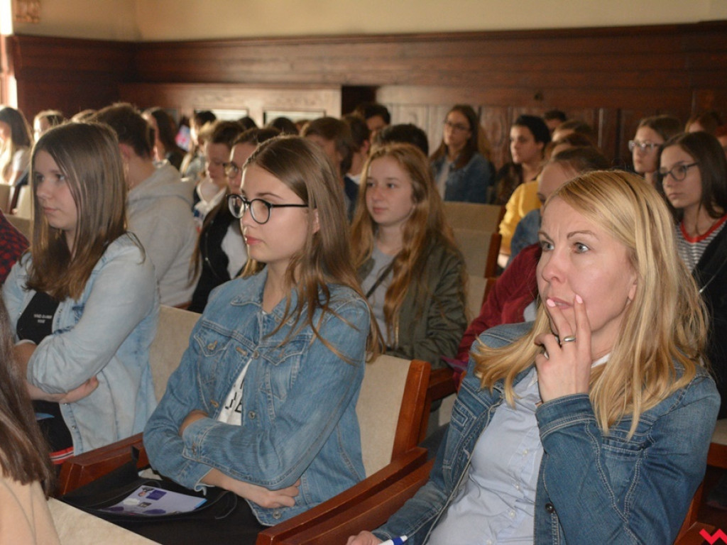 Tłoczno na korytarzach Sienkiewicza. Młodzi zwiedzali przyszłą szkołę