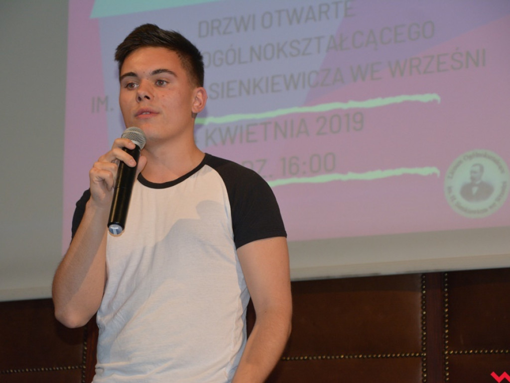 Tłoczno na korytarzach Sienkiewicza. Młodzi zwiedzali przyszłą szkołę