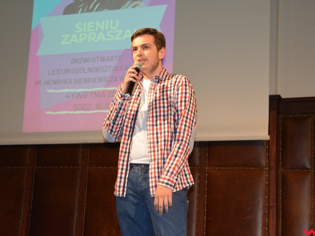 Tłoczno na korytarzach Sienkiewicza. Młodzi zwiedzali przyszłą szkołę