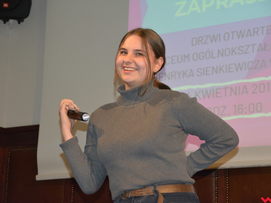 Tłoczno na korytarzach Sienkiewicza. Młodzi zwiedzali przyszłą szkołę