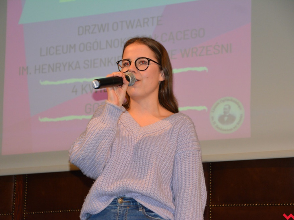 Tłoczno na korytarzach Sienkiewicza. Młodzi zwiedzali przyszłą szkołę
