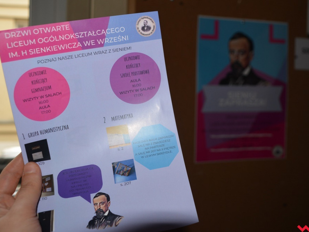 Tłoczno na korytarzach Sienkiewicza. Młodzi zwiedzali przyszłą szkołę
