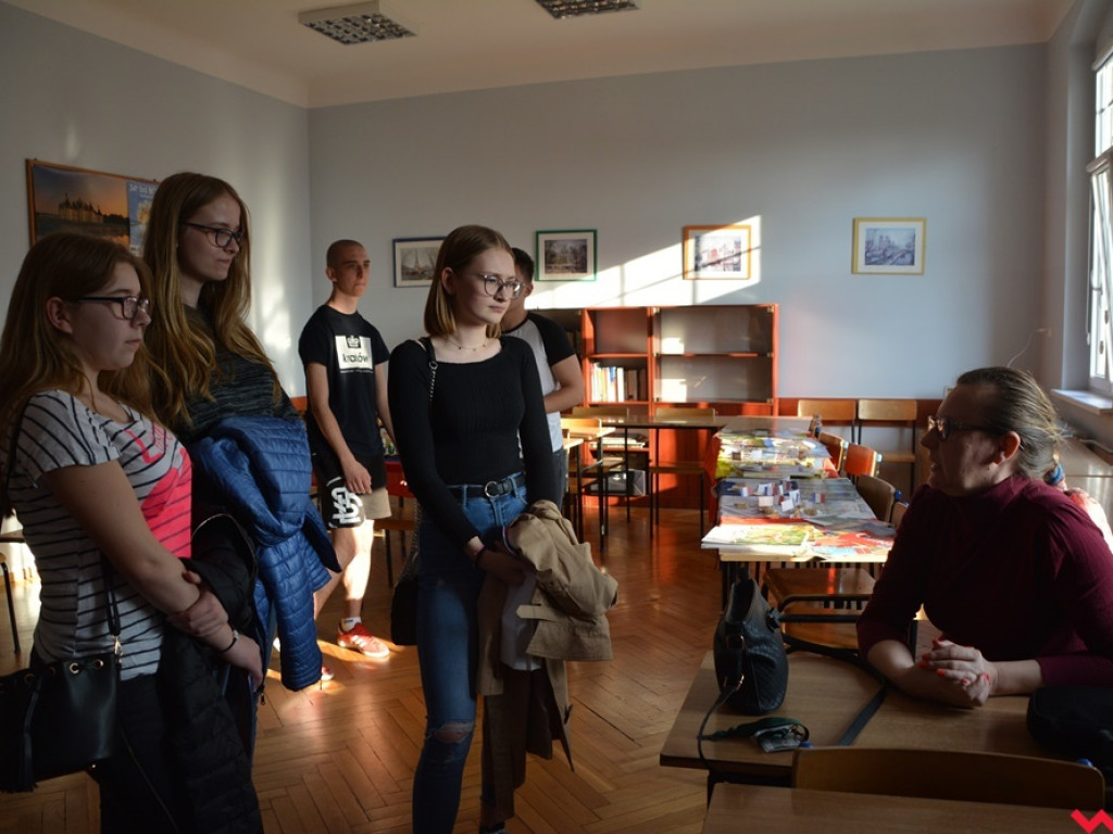 Tłoczno na korytarzach Sienkiewicza. Młodzi zwiedzali przyszłą szkołę