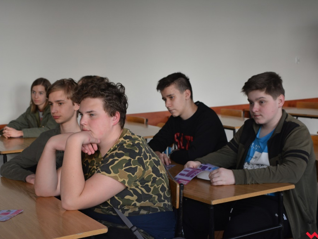 Tłoczno na korytarzach Sienkiewicza. Młodzi zwiedzali przyszłą szkołę