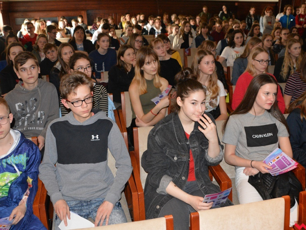 Tłoczno na korytarzach Sienkiewicza. Młodzi zwiedzali przyszłą szkołę