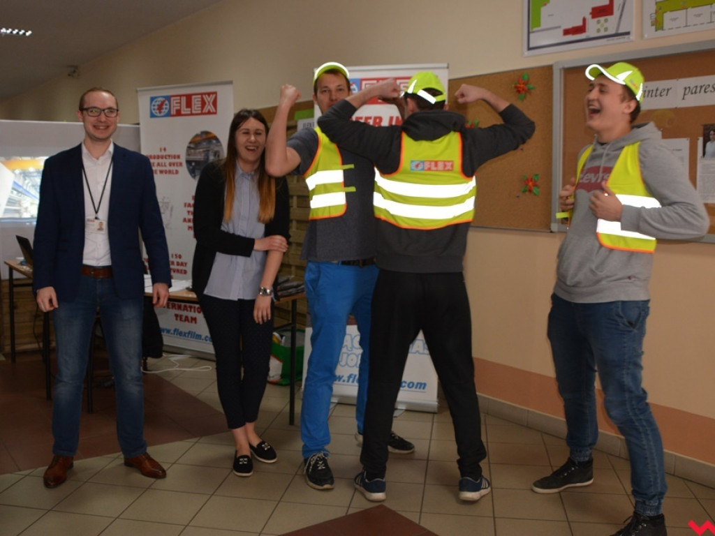 Firmy szukały pracowników, uczniowie – przyszłych pracodawców. Targi Pracy znów zagościły na korytarzu ZSP