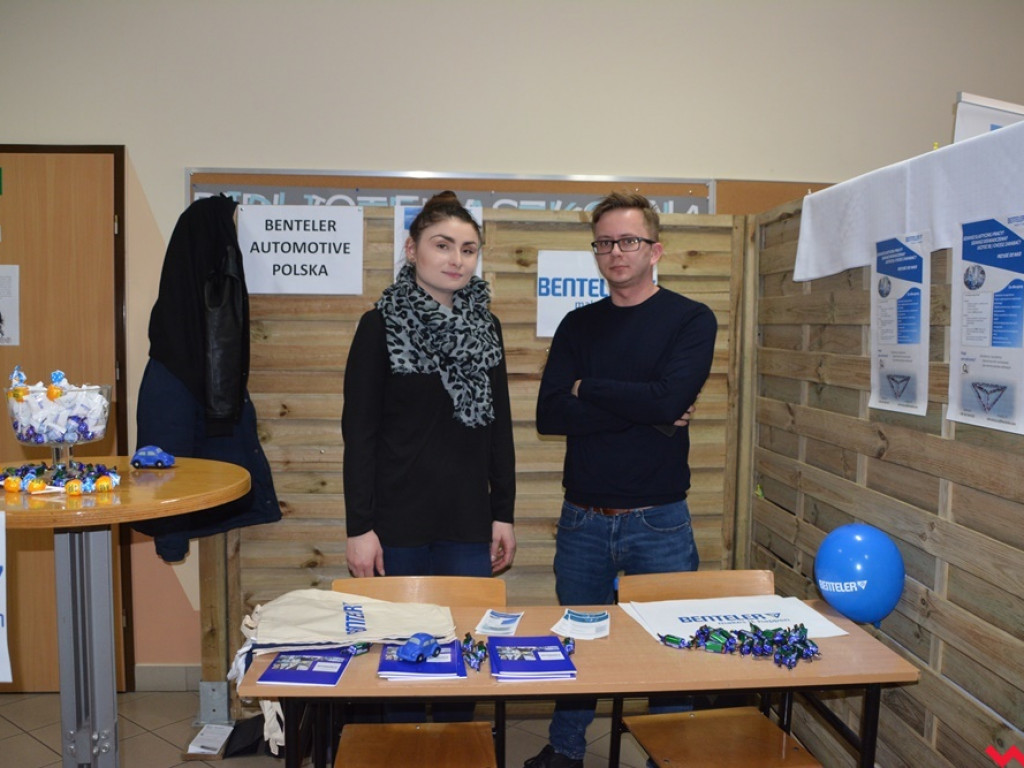 Firmy szukały pracowników, uczniowie – przyszłych pracodawców. Targi Pracy znów zagościły na korytarzu ZSP