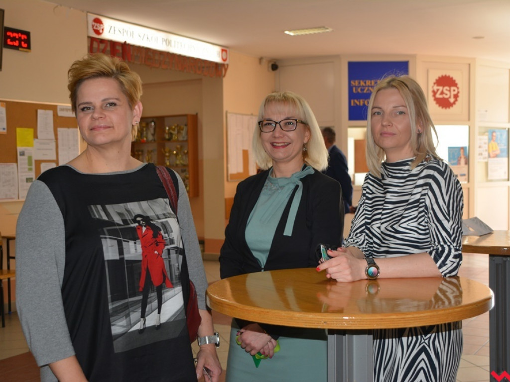 Firmy szukały pracowników, uczniowie – przyszłych pracodawców. Targi Pracy znów zagościły na korytarzu ZSP