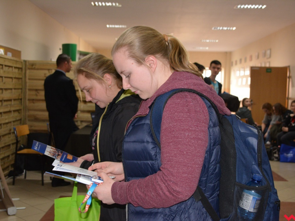 Firmy szukały pracowników, uczniowie – przyszłych pracodawców. Targi Pracy znów zagościły na korytarzu ZSP