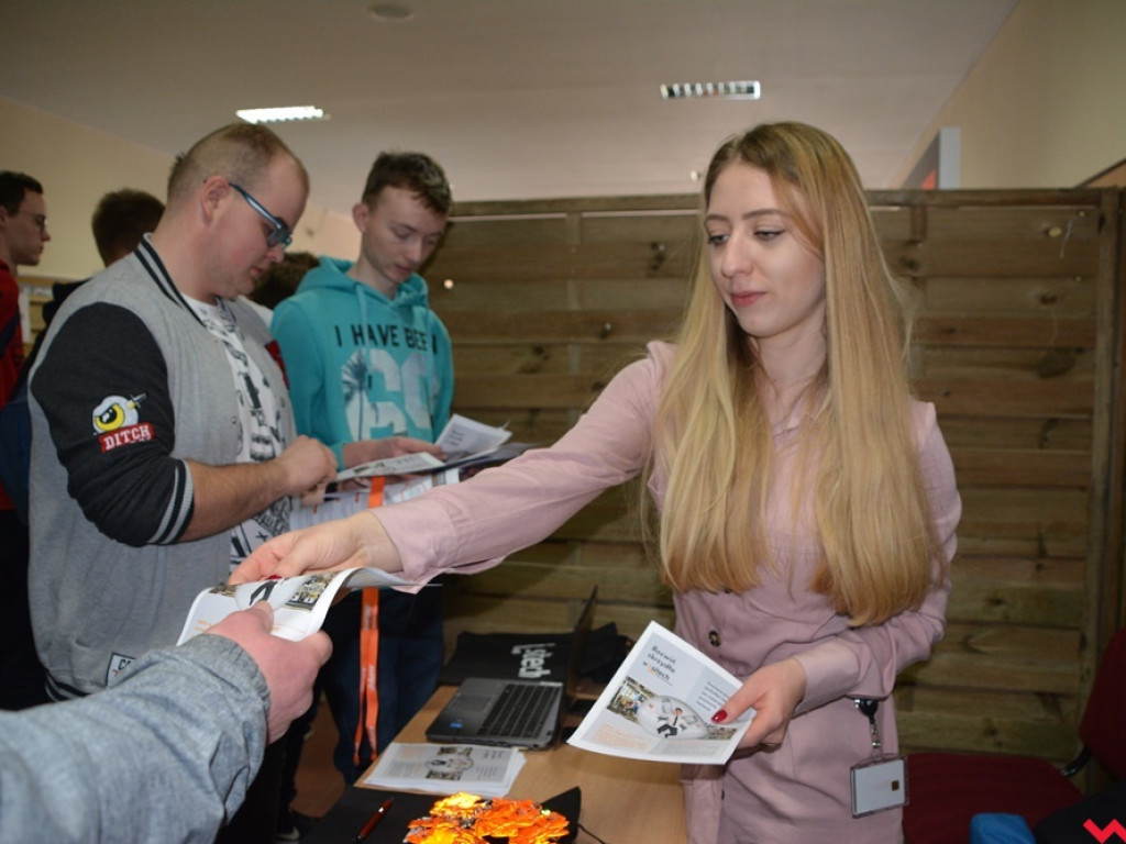 Firmy szukały pracowników, uczniowie – przyszłych pracodawców. Targi Pracy znów zagościły na korytarzu ZSP