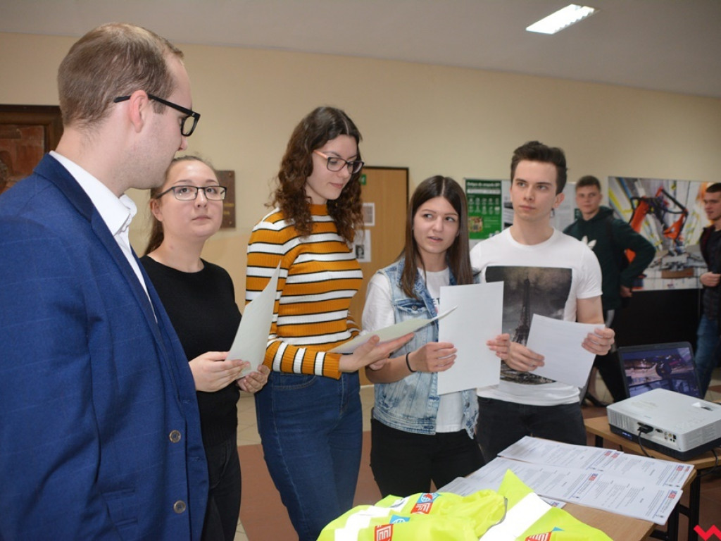 Firmy szukały pracowników, uczniowie – przyszłych pracodawców. Targi Pracy znów zagościły na korytarzu ZSP