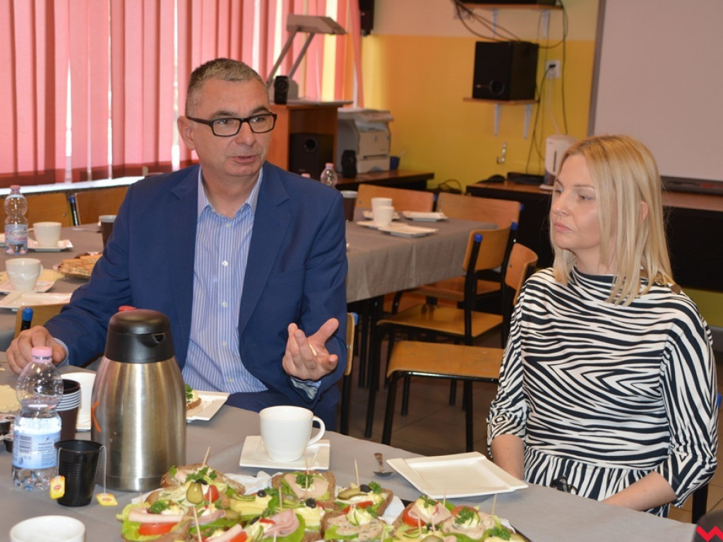 Firmy szukały pracowników, uczniowie – przyszłych pracodawców. Targi Pracy znów zagościły na korytarzu ZSP
