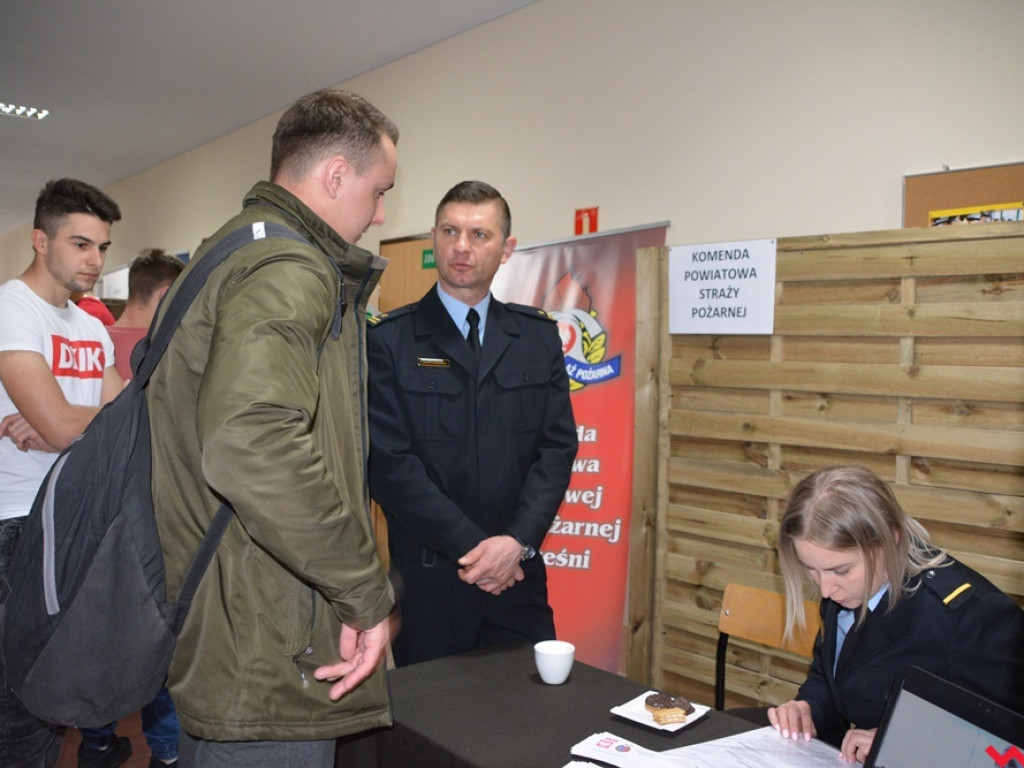 Firmy szukały pracowników, uczniowie – przyszłych pracodawców. Targi Pracy znów zagościły na korytarzu ZSP