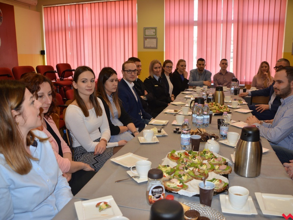 Firmy szukały pracowników, uczniowie – przyszłych pracodawców. Targi Pracy znów zagościły na korytarzu ZSP