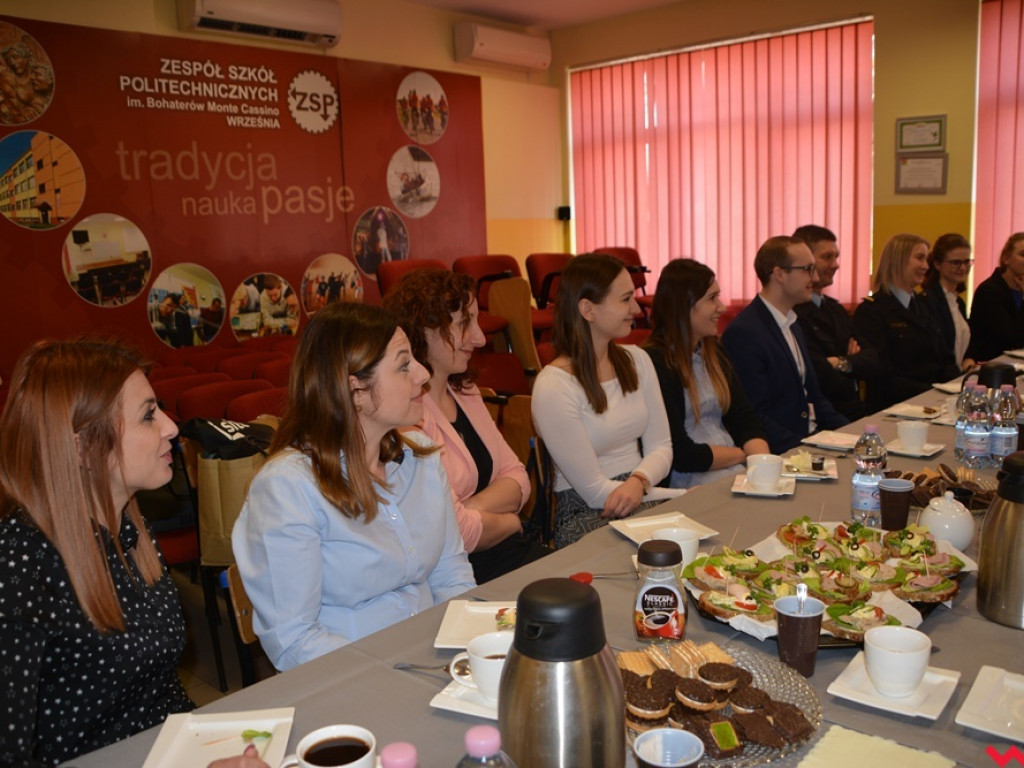 Firmy szukały pracowników, uczniowie – przyszłych pracodawców. Targi Pracy znów zagościły na korytarzu ZSP
