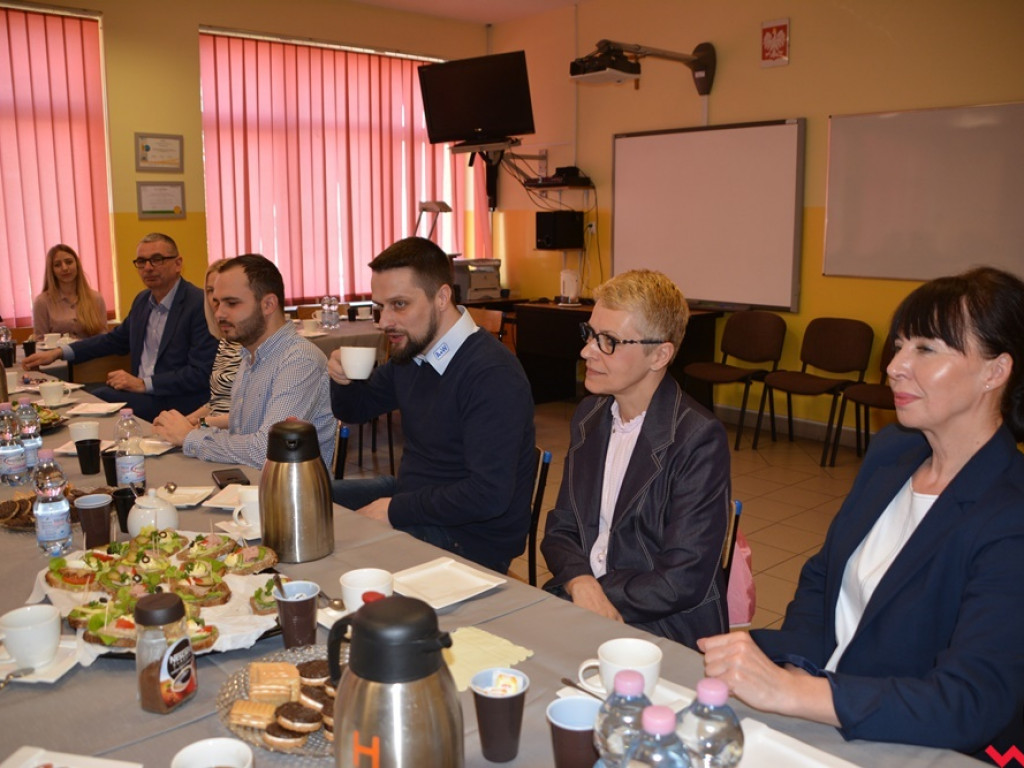 Firmy szukały pracowników, uczniowie – przyszłych pracodawców. Targi Pracy znów zagościły na korytarzu ZSP