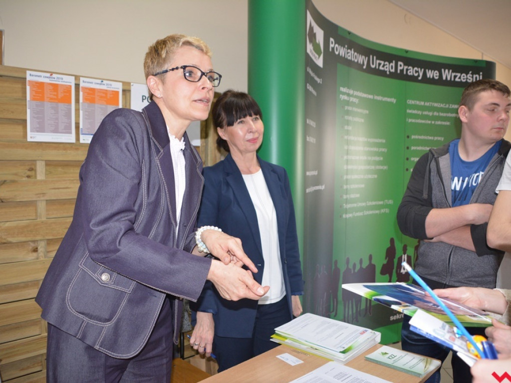 Firmy szukały pracowników, uczniowie – przyszłych pracodawców. Targi Pracy znów zagościły na korytarzu ZSP