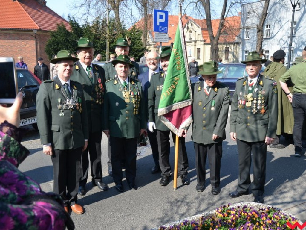 „Prochom Waszym pokłon”. Godny hołd pod pomnikiem katyńskim