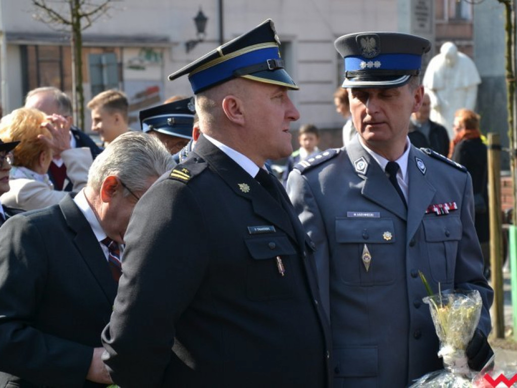 „Prochom Waszym pokłon”. Godny hołd pod pomnikiem katyńskim