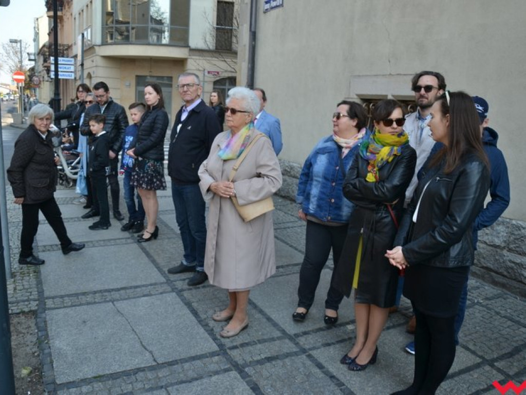 „Prochom Waszym pokłon”. Godny hołd pod pomnikiem katyńskim
