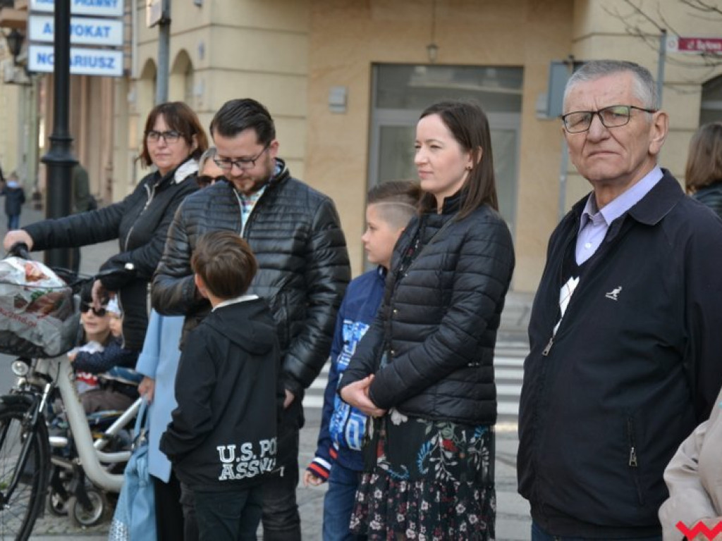 „Prochom Waszym pokłon”. Godny hołd pod pomnikiem katyńskim