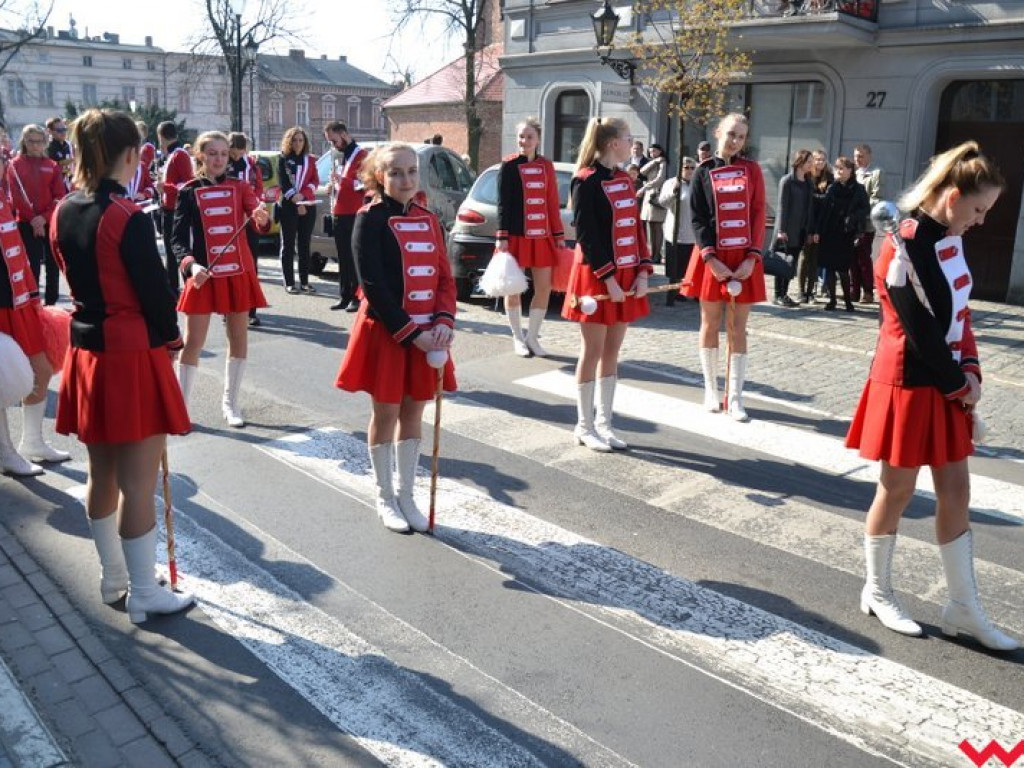 „Prochom Waszym pokłon”. Godny hołd pod pomnikiem katyńskim