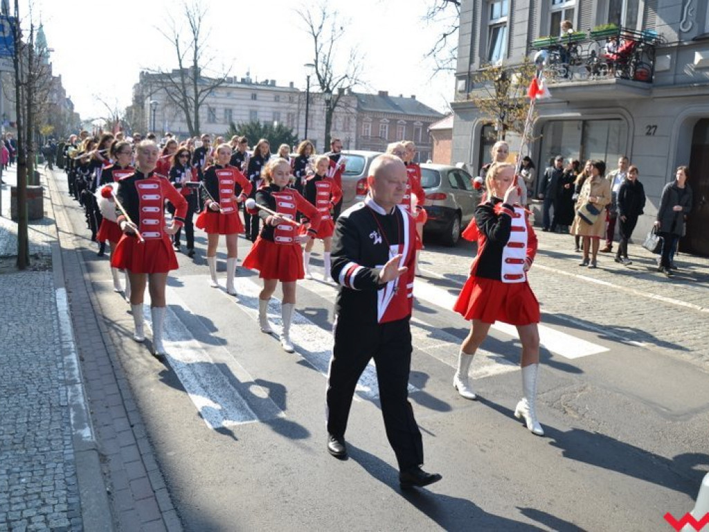 „Prochom Waszym pokłon”. Godny hołd pod pomnikiem katyńskim