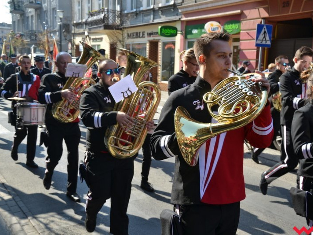 „Prochom Waszym pokłon”. Godny hołd pod pomnikiem katyńskim