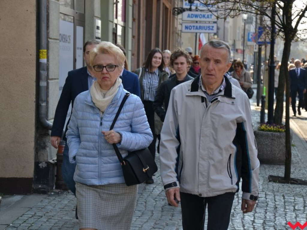 „Prochom Waszym pokłon”. Godny hołd pod pomnikiem katyńskim