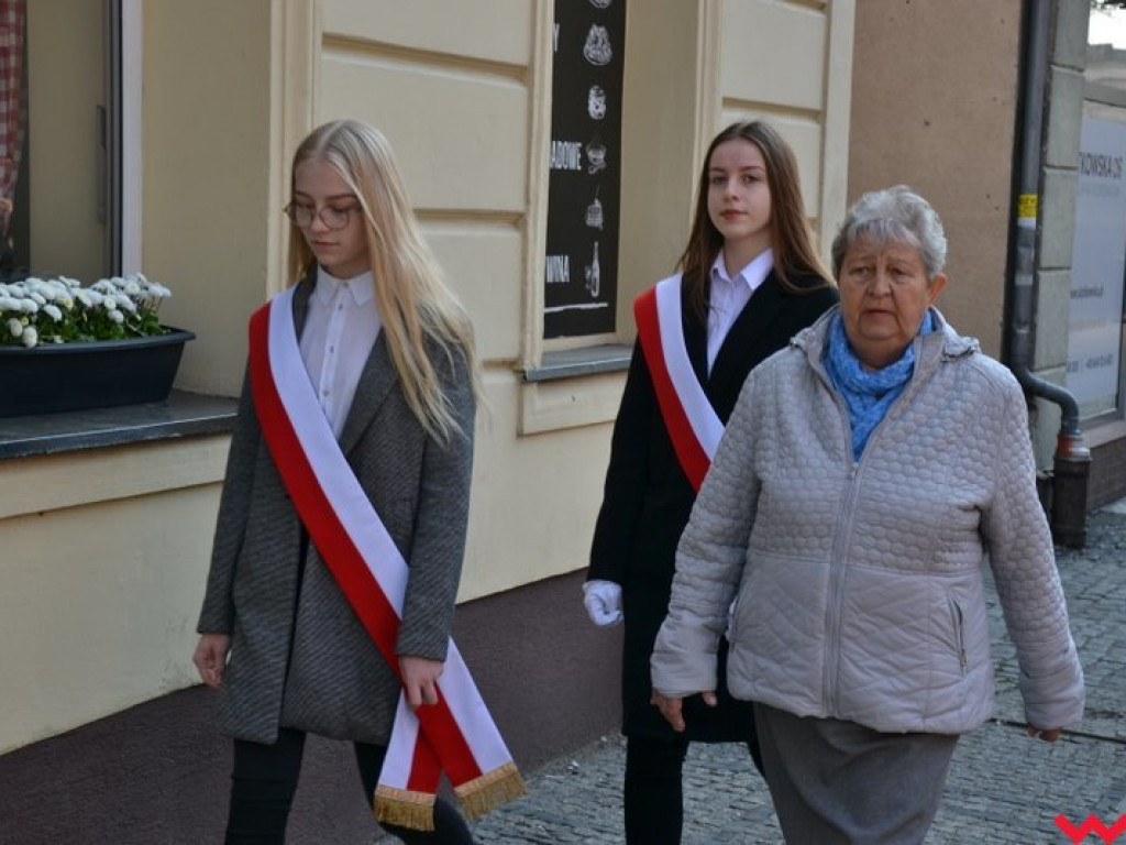 „Prochom Waszym pokłon”. Godny hołd pod pomnikiem katyńskim
