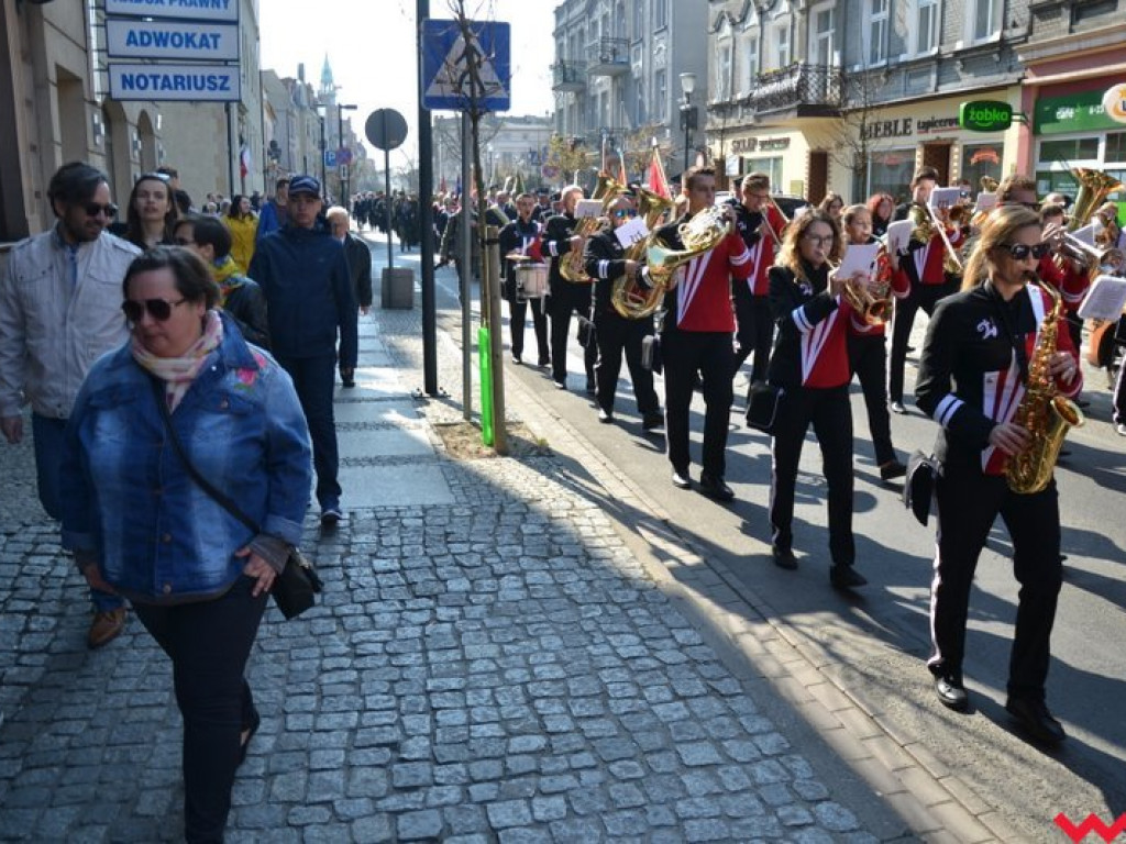 „Prochom Waszym pokłon”. Godny hołd pod pomnikiem katyńskim