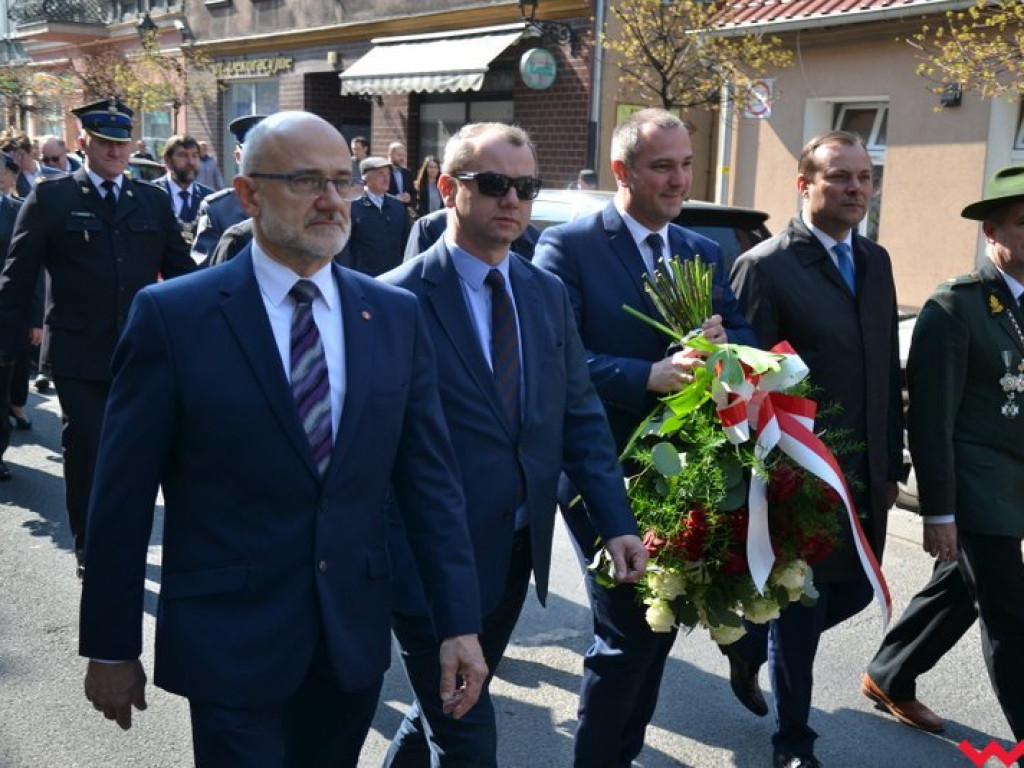 „Prochom Waszym pokłon”. Godny hołd pod pomnikiem katyńskim