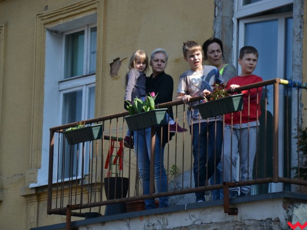 „Prochom Waszym pokłon”. Godny hołd pod pomnikiem katyńskim
