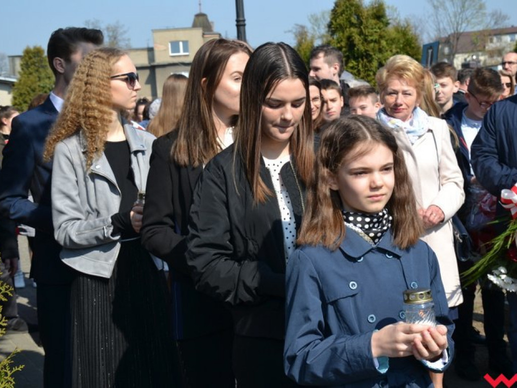 „Prochom Waszym pokłon”. Godny hołd pod pomnikiem katyńskim