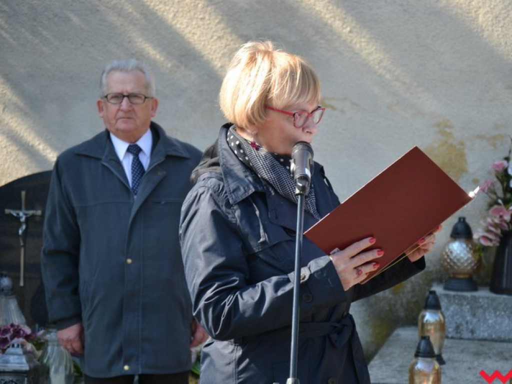 „Prochom Waszym pokłon”. Godny hołd pod pomnikiem katyńskim