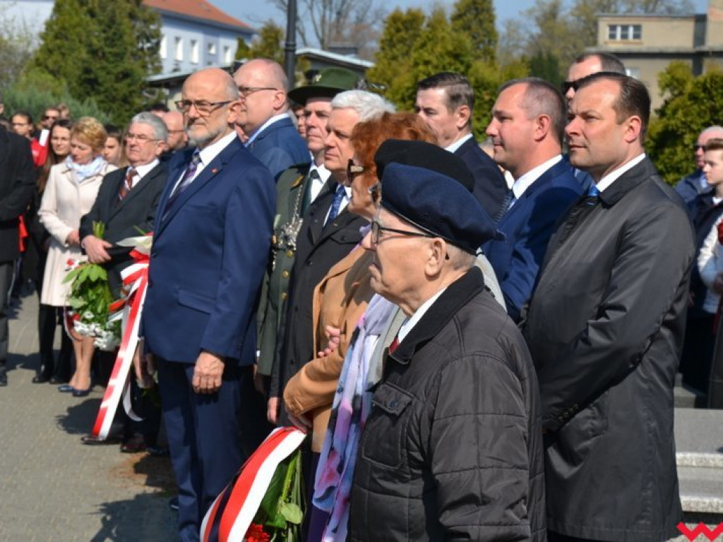 „Prochom Waszym pokłon”. Godny hołd pod pomnikiem katyńskim