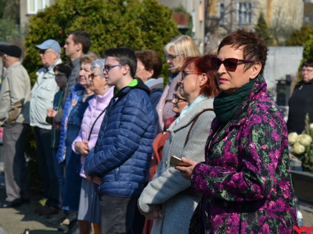 „Prochom Waszym pokłon”. Godny hołd pod pomnikiem katyńskim