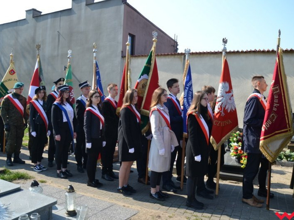 „Prochom Waszym pokłon”. Godny hołd pod pomnikiem katyńskim