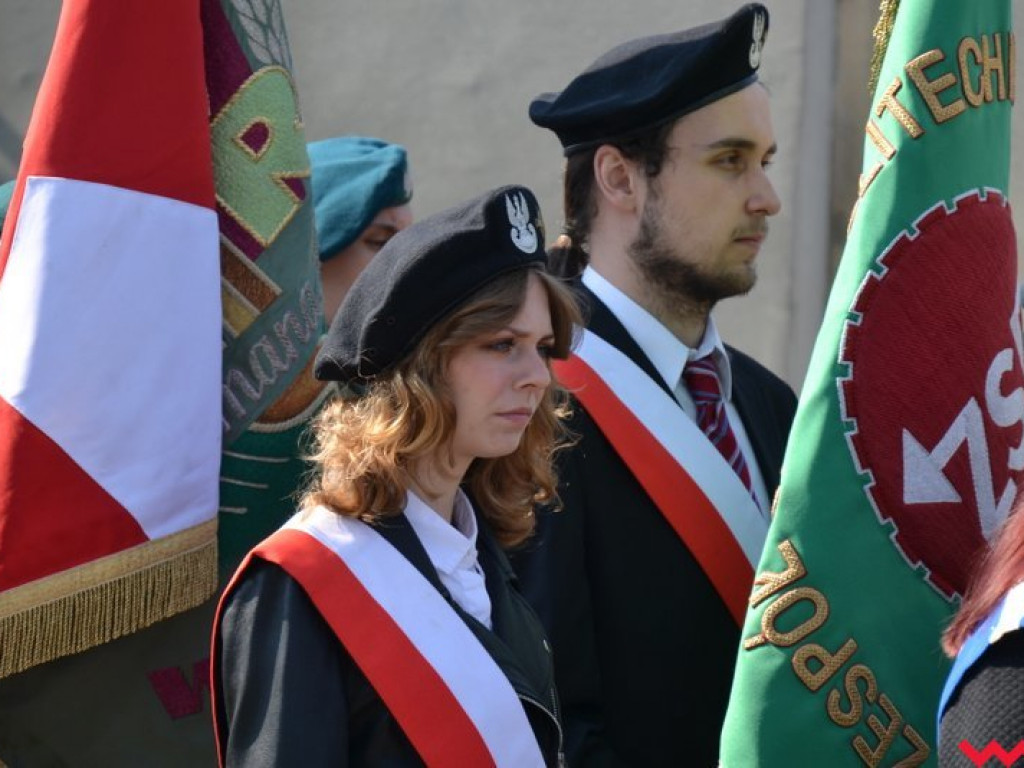 „Prochom Waszym pokłon”. Godny hołd pod pomnikiem katyńskim