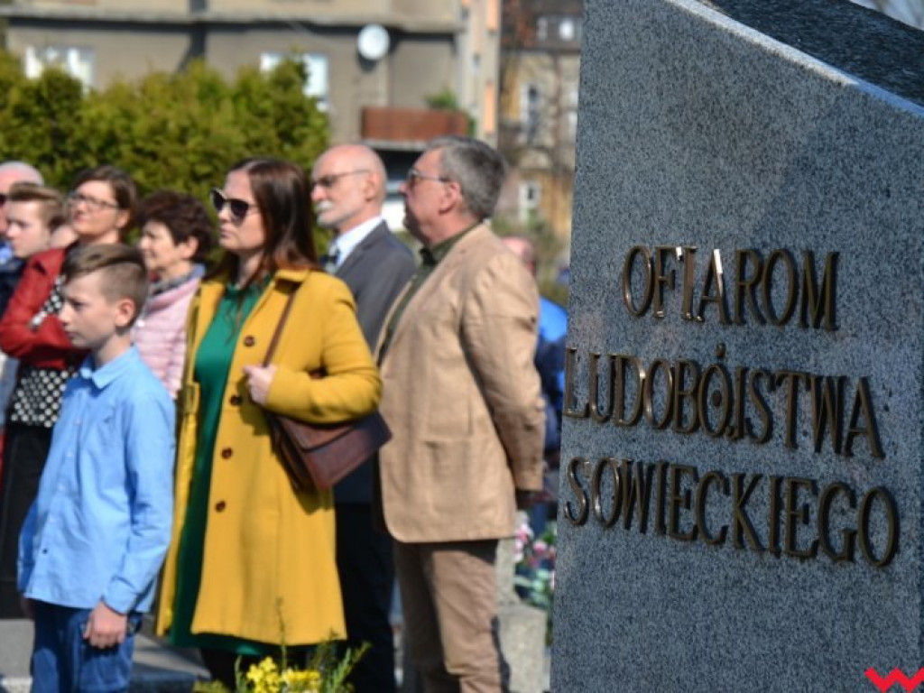 „Prochom Waszym pokłon”. Godny hołd pod pomnikiem katyńskim