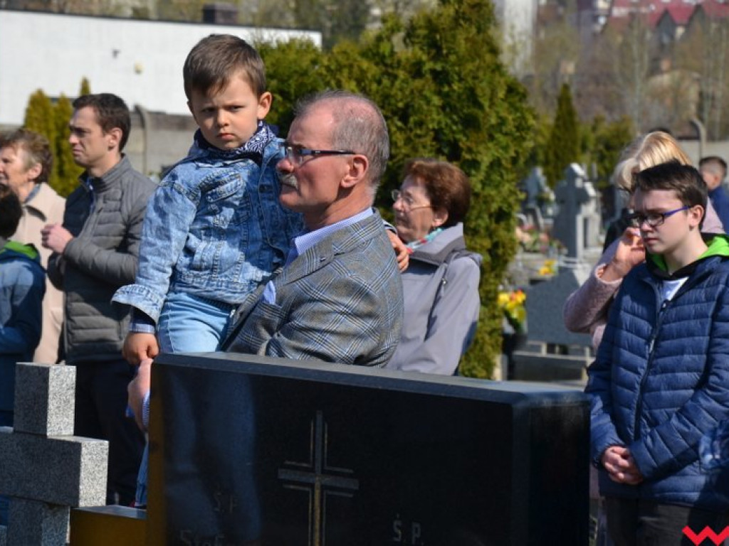 „Prochom Waszym pokłon”. Godny hołd pod pomnikiem katyńskim