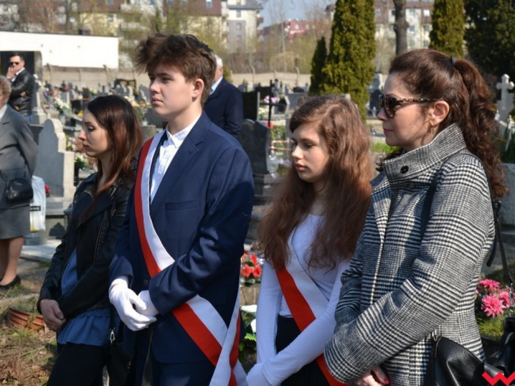 „Prochom Waszym pokłon”. Godny hołd pod pomnikiem katyńskim