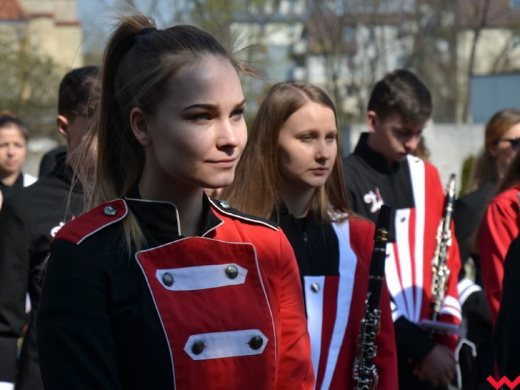 „Prochom Waszym pokłon”. Godny hołd pod pomnikiem katyńskim