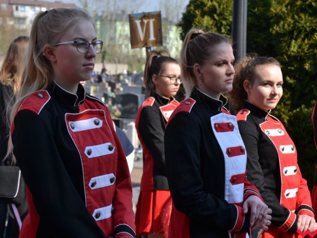 „Prochom Waszym pokłon”. Godny hołd pod pomnikiem katyńskim