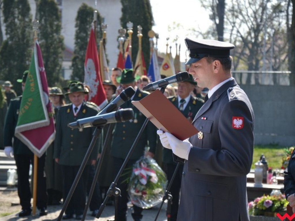 „Prochom Waszym pokłon”. Godny hołd pod pomnikiem katyńskim