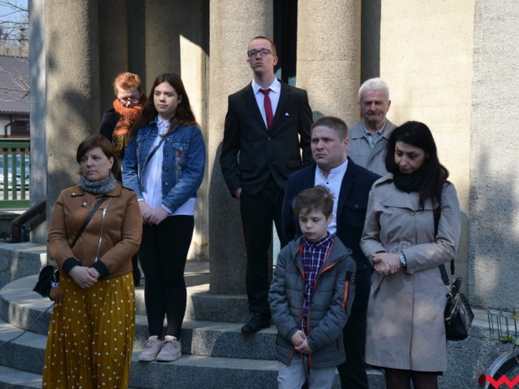 „Prochom Waszym pokłon”. Godny hołd pod pomnikiem katyńskim