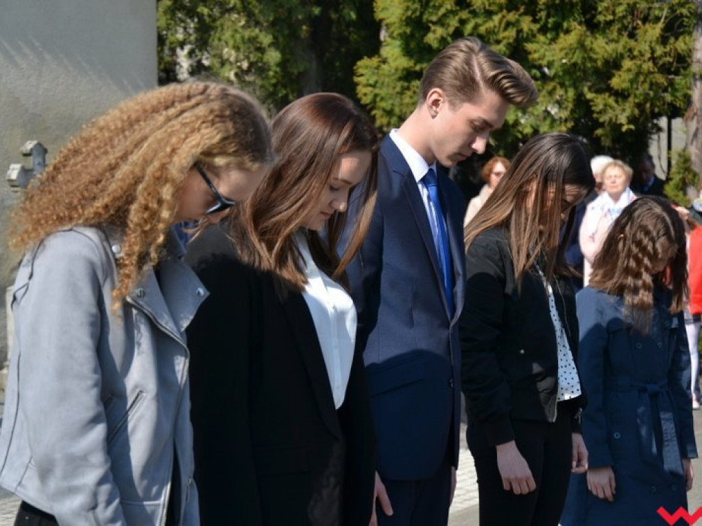 „Prochom Waszym pokłon”. Godny hołd pod pomnikiem katyńskim