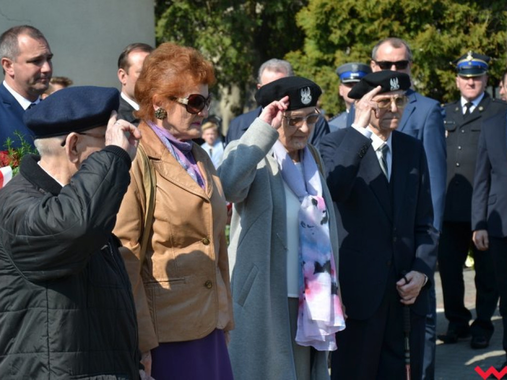 „Prochom Waszym pokłon”. Godny hołd pod pomnikiem katyńskim