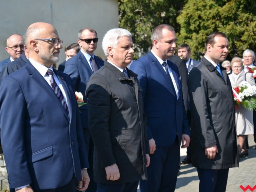 „Prochom Waszym pokłon”. Godny hołd pod pomnikiem katyńskim