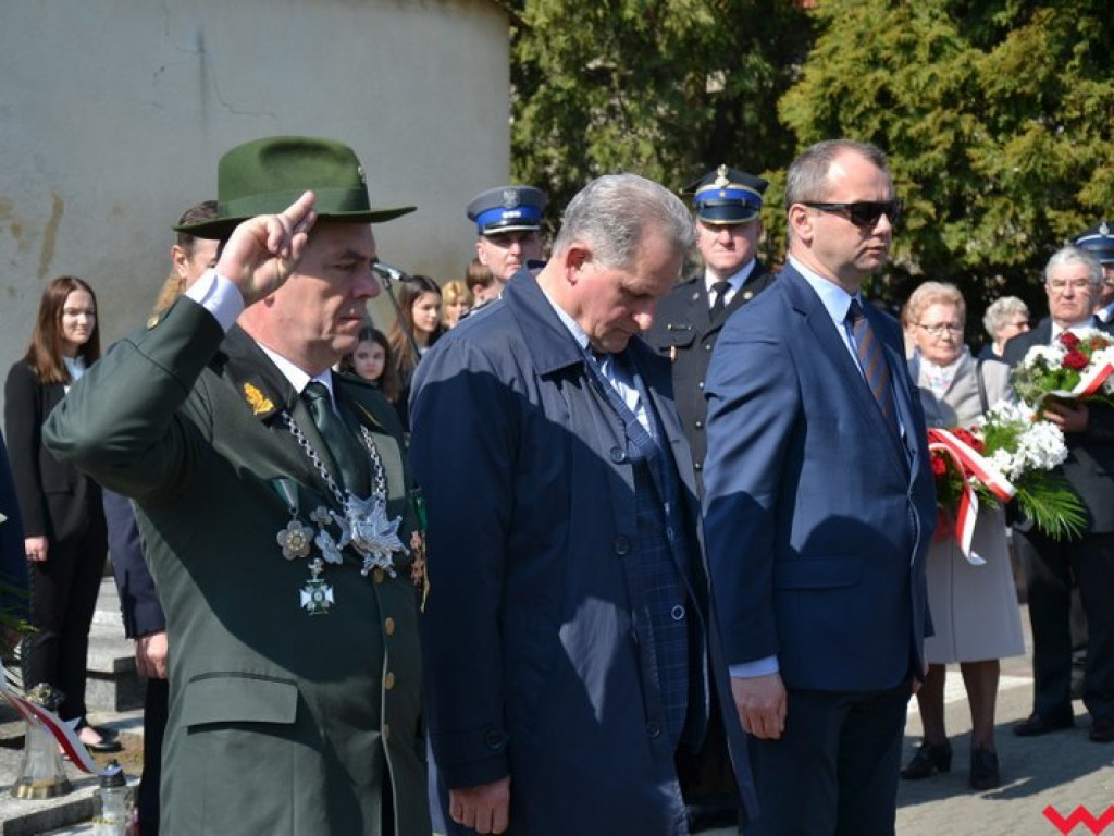 „Prochom Waszym pokłon”. Godny hołd pod pomnikiem katyńskim